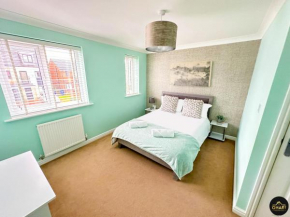 Modern 4 Beds House With FREE Parking